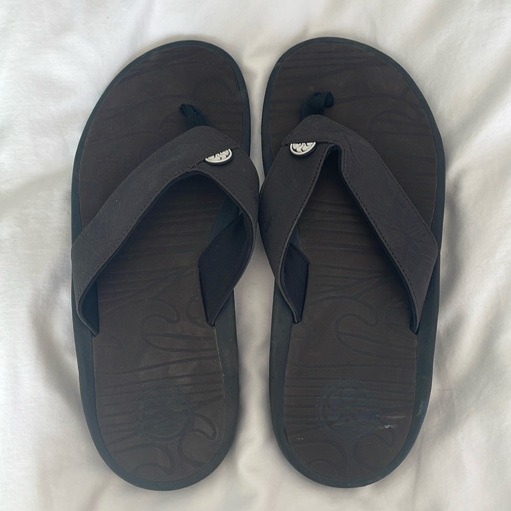 NWOT Men’s flip flops